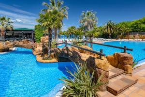 布拉内斯阳光海洋公寓的度假村的游泳池,带水滑梯