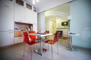 布林迪西B&B Brindesi的厨房里设有1间带红色椅子和桌子的用餐室