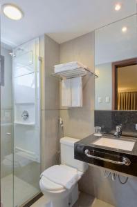 贝伦Mercure Belem Boulevard的浴室配有卫生间、盥洗盆和淋浴。
