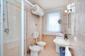 卡奥莱科拉洛公寓酒店的浴室配有卫生间、盥洗盆和淋浴。