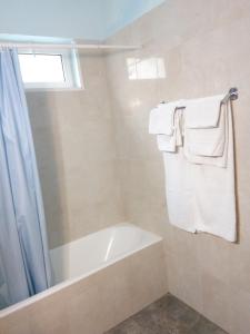 圣加利尼Kriti Studios的带浴缸和毛巾的浴室