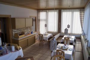 克拉根福Pension DOBERNIG - CONTACTLESS CHECK IN/STAY的一间带2张桌子的厨房和一间厨房