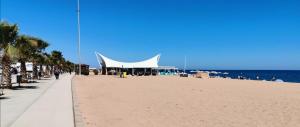 皮内达德马尔Apartamento a 100 metros de la playa的海边的白色大帐篷