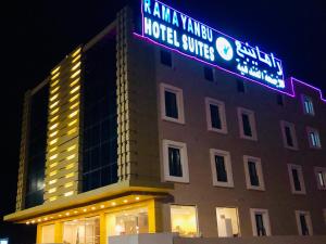 延布Rama Yanbu Hotel-Suite的一座酒店大楼,上面有标志