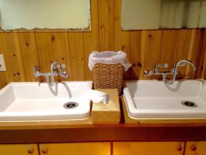富士吉田市Mt Fuji Historical Oshi house hitsuki的浴室设有2个水槽和2面镜子