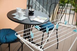 努马纳Affittacamere da Sabri的阳台上的小桌子和椅子