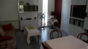 Labastide-de-ViracClos l'Oustal的客厅配有沙发和桌子