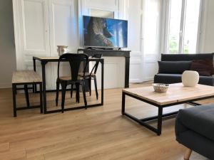 鲁昂Le secret de Léa的客厅配有沙发和桌子