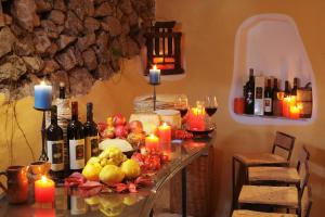 奥列纳苏过勒刚酒店的一张桌子,上面放着一大堆葡萄酒瓶和蜡烛