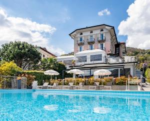 切尔诺比奥阿斯尼歌酒店的酒店设有带椅子和遮阳伞的游泳池