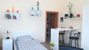 黑明根Helles 1-Zimmer-Apartment in Hemmingen/Hannover的小房间设有一张床和一张书桌