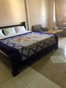SpintexPemicsa Hotel Accra的卧室里床上床有被子