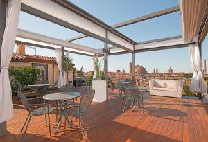 博洛尼亚旅游酒店的一个带桌椅的庭院,享有城市美景。