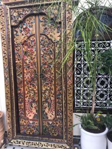 马拉喀什Riad Maison Belbaraka的一个大木门,上面有花卉图案