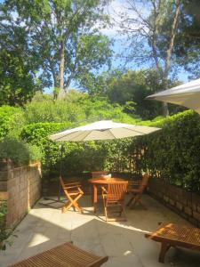 蓬塔阿拉Appartamenti Boboli的庭院配有桌椅和遮阳伞。