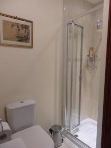 索利赫尔HayLaneLodge的带淋浴和卫生间的白色浴室