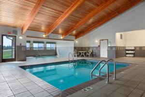 Saint James圣詹姆斯速8酒店的游泳池,位于带游泳池的建筑内