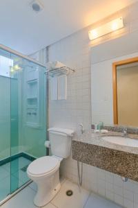 贝伦ibis Styles Belem Batista Campos的浴室配有卫生间、淋浴和盥洗盆。