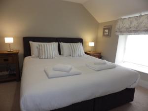 皮克林Pond Farm的卧室配有一张带两个枕头的大白色床