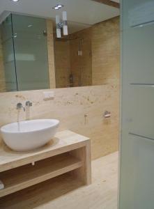 拉塔Apartament przy morzu Rezydencja Bryza的一间带水槽和镜子的浴室