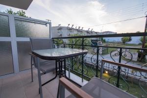 卡利塞亚-豪客迪克斯acquablue apartments的阳台配有桌椅。