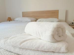 科托尔拉扎雷维奇公寓酒店的床上摆放着两条白色毛巾