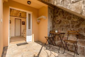 威尔帕扎Guest House Luna的一间设有石墙和桌椅的房间