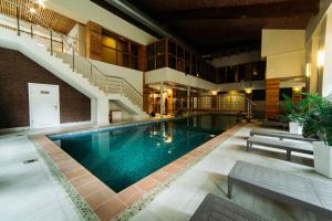 斯摩棱斯克SPA Hotel Veranda的一座带楼梯的建筑中的游泳池