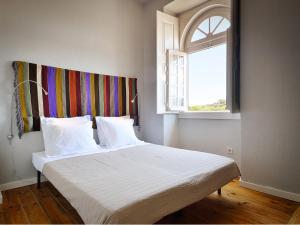 马尔旺火车站旅馆的卧室配有白色的床和窗户
