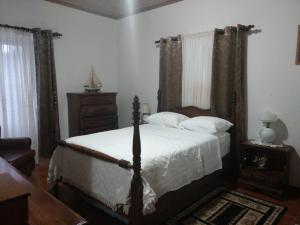 Faja GrandePandora的一间卧室配有一张床和一个梳妆台