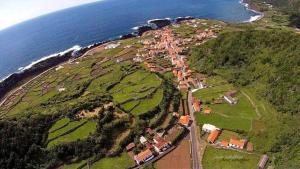 Faja GrandePandora的享有毗邻大海的山丘上村庄的空中景致