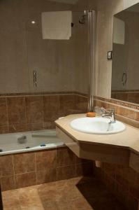 Tuña卡萨皮伯餐厅酒店的浴室配有盥洗盆和浴缸。