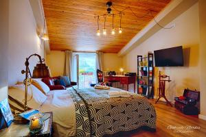 拉奎拉Il Piccolo Tibet - Gran Sasso的一间带一张床的卧室,位于带木制天花板的房间内