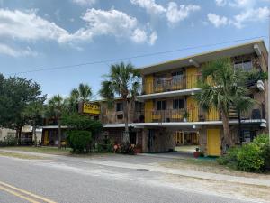 DeWitt Rooms & Cottages