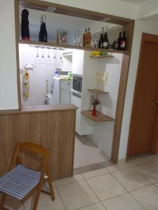 里约达欧特拉斯Apto térreo com área privativa !的厨房配有柜台和冰箱。