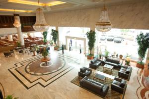 乔治市長榮桂冠酒店（槟城)的享有带沙发和桌子的大堂的顶部景致