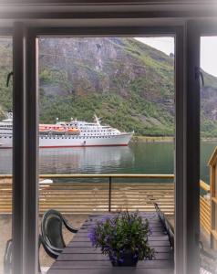 盖郎厄尔峡湾Solhaug Fjordcamping的船从窗户上驶入水面的游轮