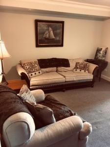 刘易斯顿Niagara Mansion Carriage Suite的客厅配有两张沙发和一张沙发