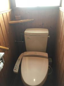 忍野村福奇托米塔日式旅馆的一间带卫生间和遥控器的小浴室