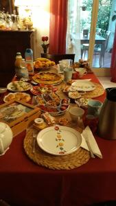 普拉亚·阿马勒科尔特阿尔玫瑰住宿加早餐酒店的上面有盘子的桌子