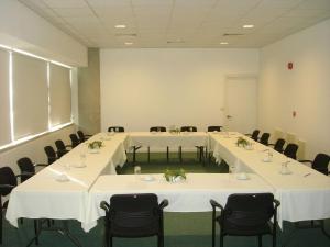尼科西亚阿莱格拉GSP体育中心酒店的一间会议室,配有白色的桌椅