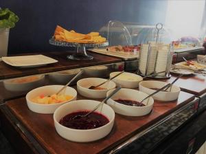 什切青希尔韦歌卡特中心酒店的自助餐,桌上有碗食物
