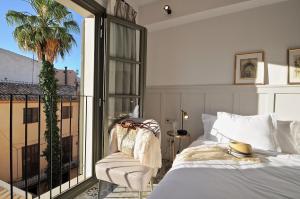 马略卡岛帕尔马Hotel Basilica的一间卧室设有一张床和一个阳台
