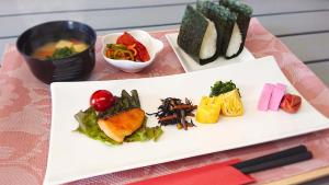 北九州Pal Annex Kitakyushu (Love Hotel)的桌上的盘子,配上寿司