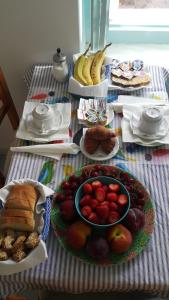 锡米Albatros的一张桌子,上面有一盘水果和面包
