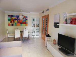 阿尔马亚特阿尔托BRISAS DE ALMAYATE的客厅配有餐桌和电视
