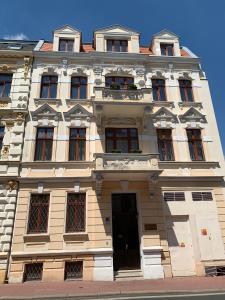 特普利采Lázeňský dům Florentini的一座高大的白色建筑,设有窗户和门