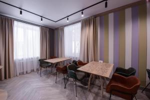 别洛库里哈Hotel "Na Kamushkah"的一间设有桌椅和窗户的等候室