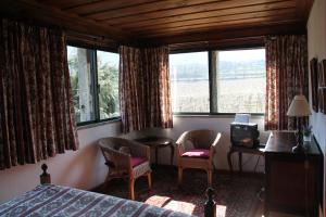 格拉兹杜米尼奥圣维森特魁塔酒店的一间卧室配有一张床、两把椅子和一张书桌