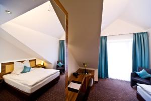 海德堡新海德堡沃尔夫酒店的酒店客房设有床和窗户。